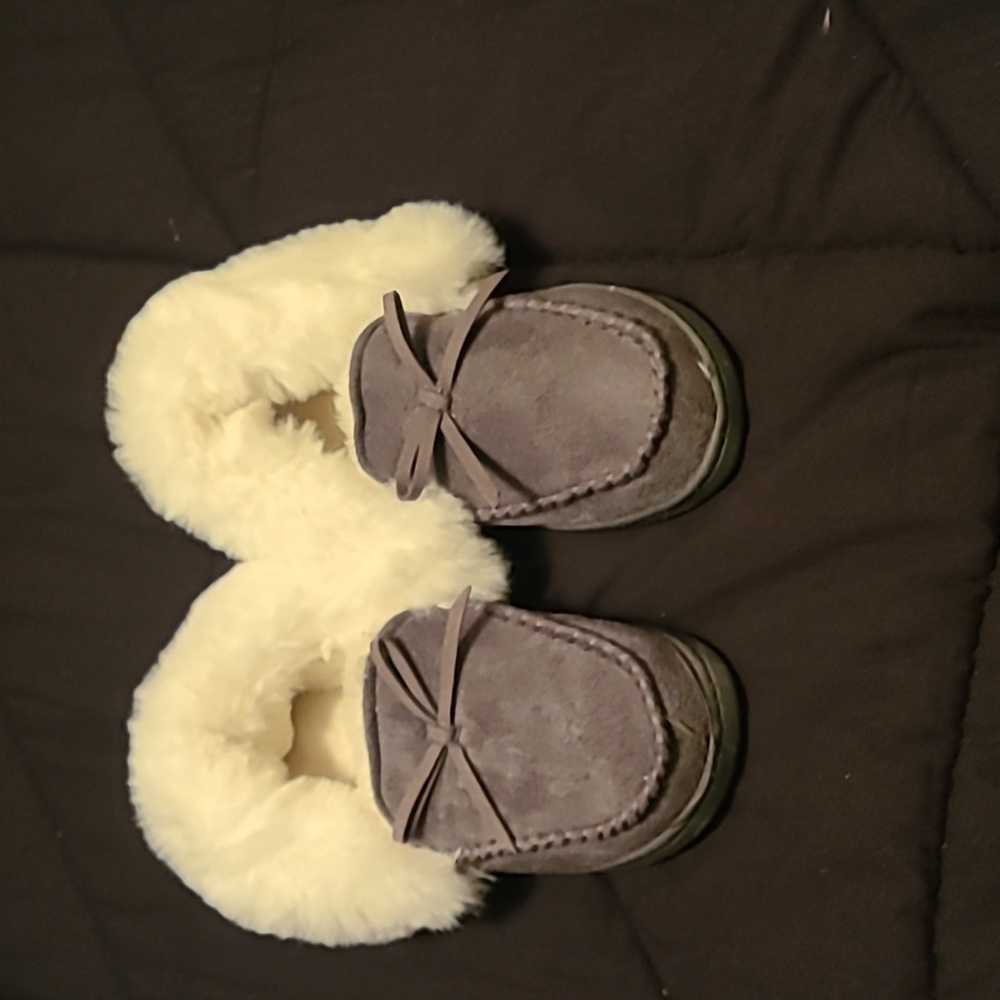 Thrifted, size 6, grey slippers